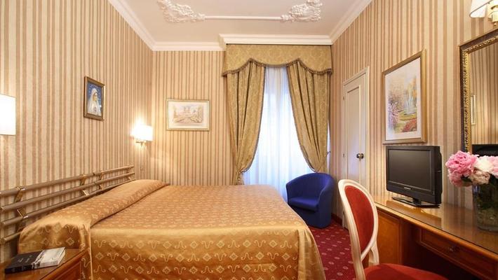 Habitación Cuádruple Estándar Hotel Eliseo Roma Habitación Cuádruple Estándar Hotel Eliseo Roma